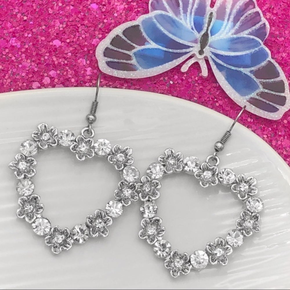 🌼 Open Heart Silver Tone Rhinestone Dangle Earrings